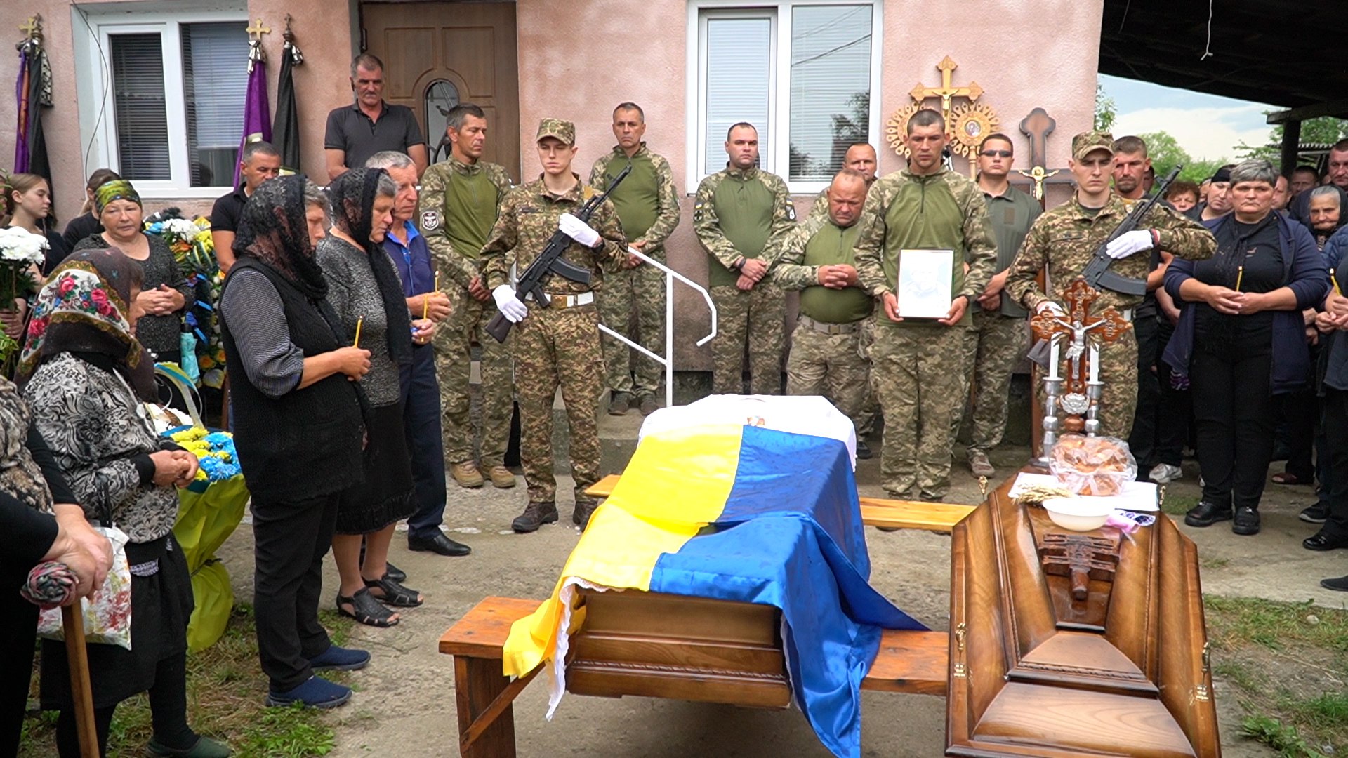 На Прикарпатті провели в останюю путь військового Володимира Волосянка