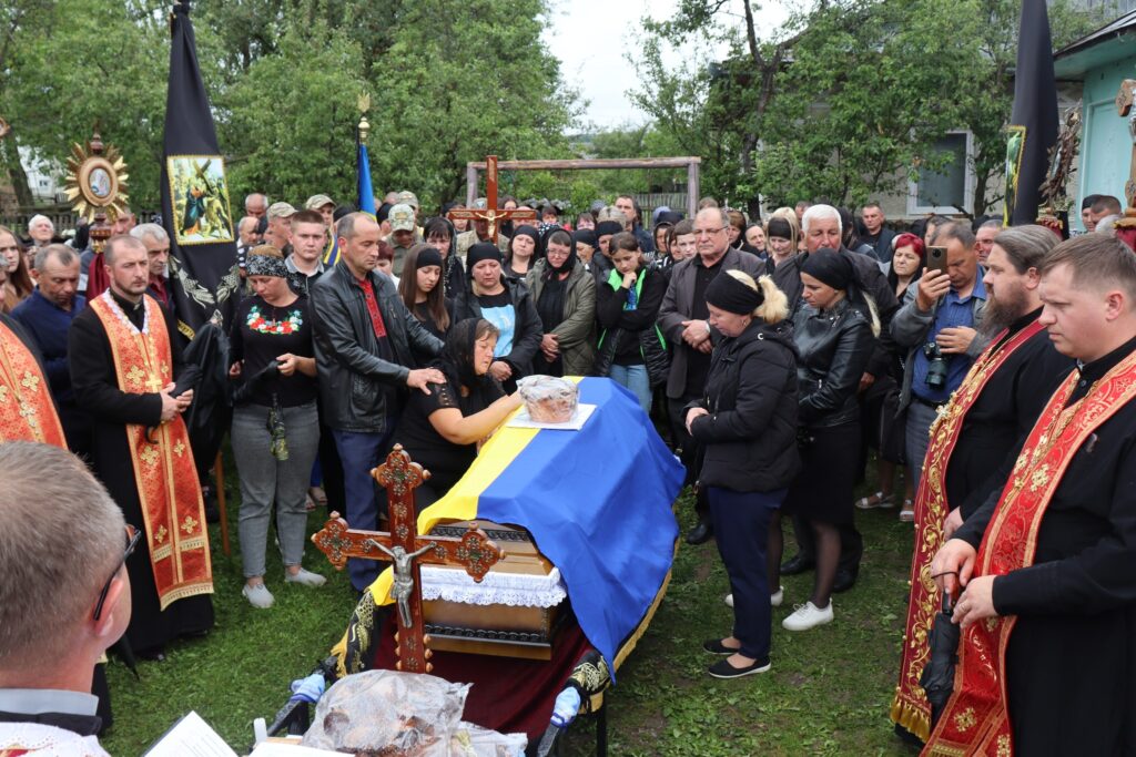 На Прикарпаття з військовими почестями поховали Героя Івана Гуменяка