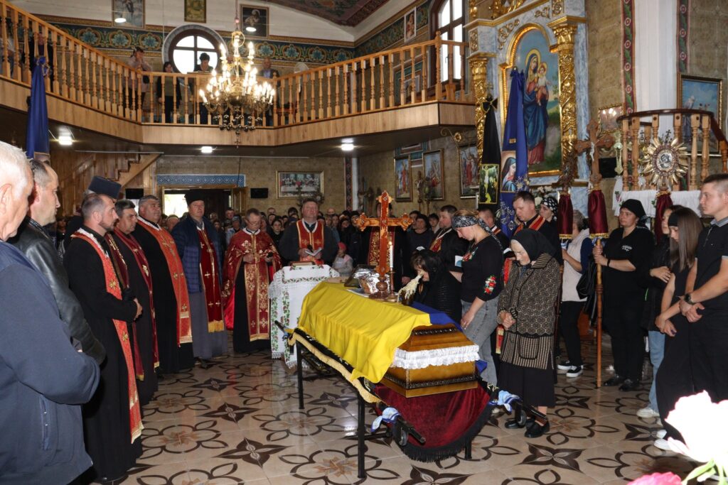 На Прикарпаття з військовими почестями поховали Героя Івана Гуменяка