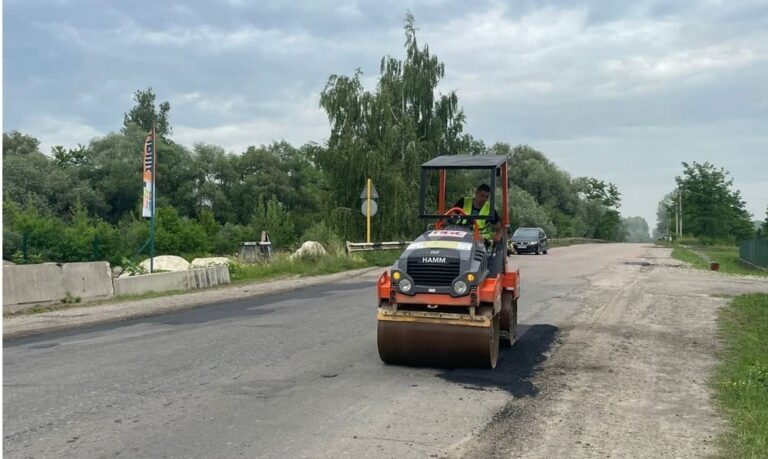 На яких ділянках автодоріг на Прикарпатті триває ремонт