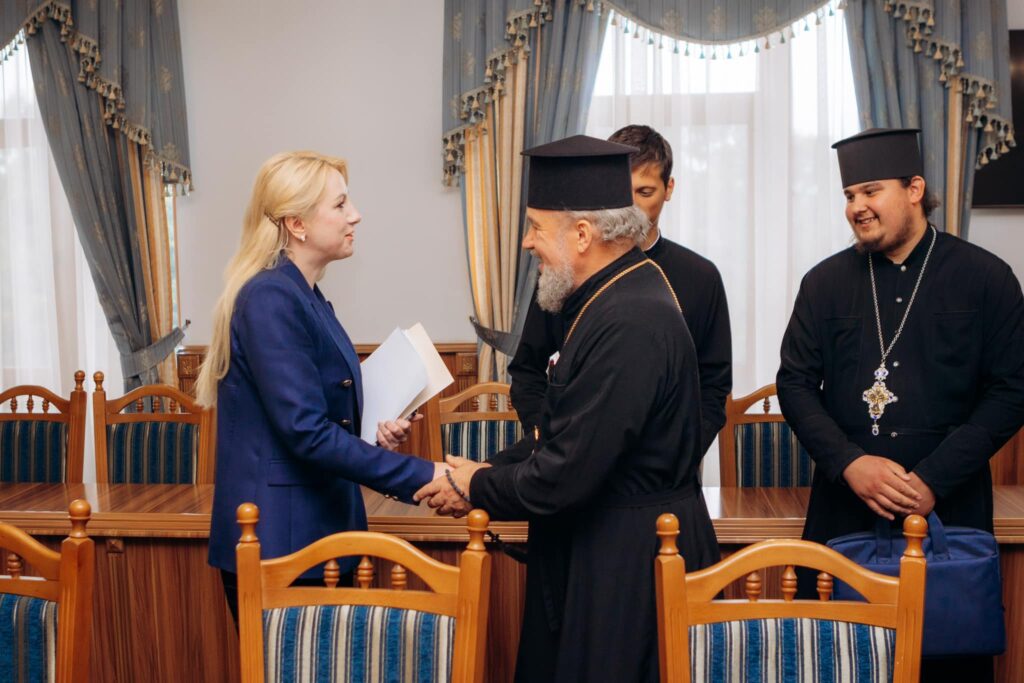 тисячі вірян об'єднаються у спільній молитві,Всеукраїнської прощі,до Манявського монастиря до ікони Божої Матері “Ізбавительниці”