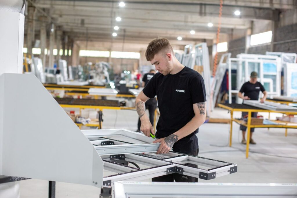 Потужний завод з виготовлення металопластикових вікон та дверей запрацював у Франківську