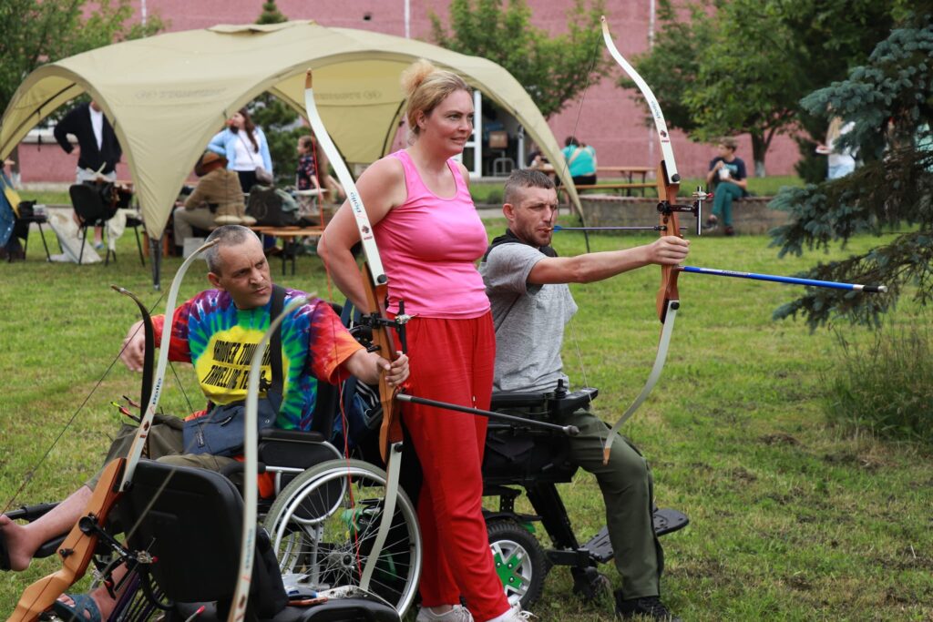 Військовий Олександр (Зірка) позмагається у стрільбі з лука серед людей з інвалідністю