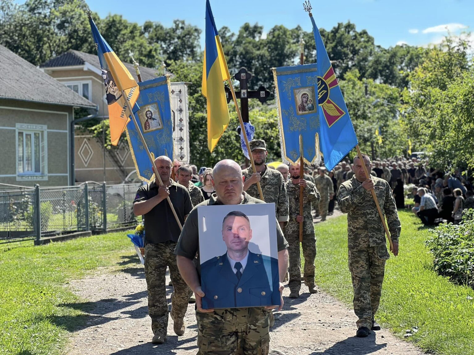 Отинійська громада провела в останню путь захисника Олександра Бурмая