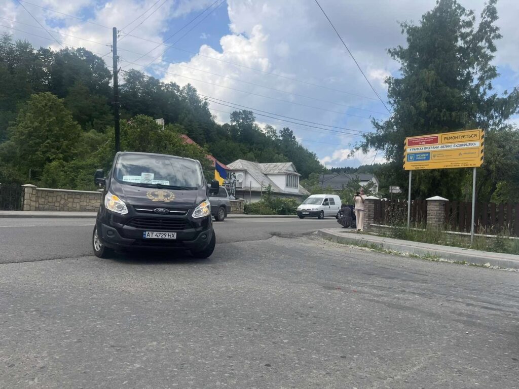 Делятинська громада на колінах зустріла на щиті захисника,Сензюка Івана