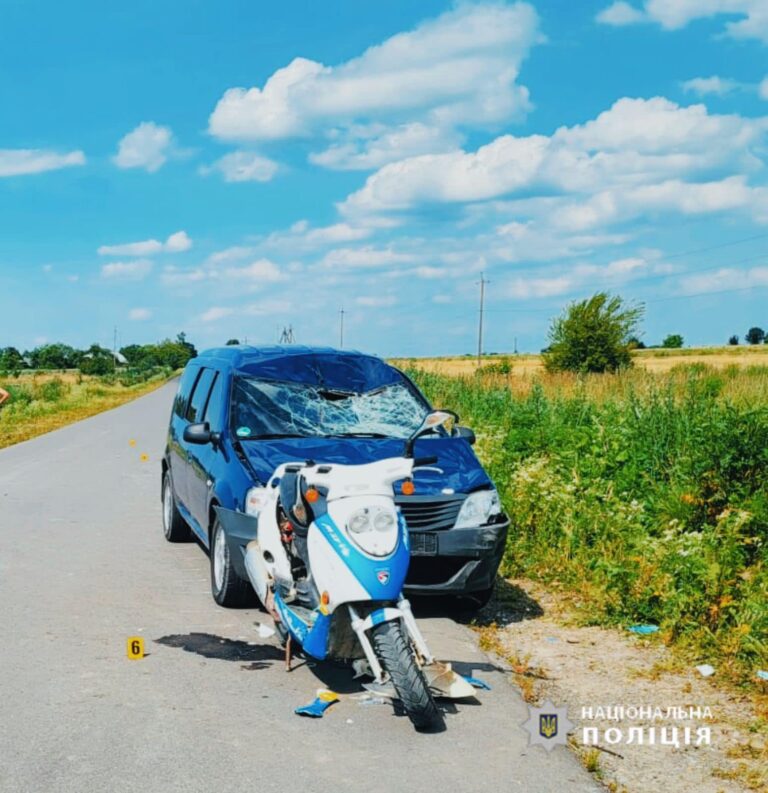 На Калущині зіштовхнулися автомобіль та мопед - є травмовані. ФОТО