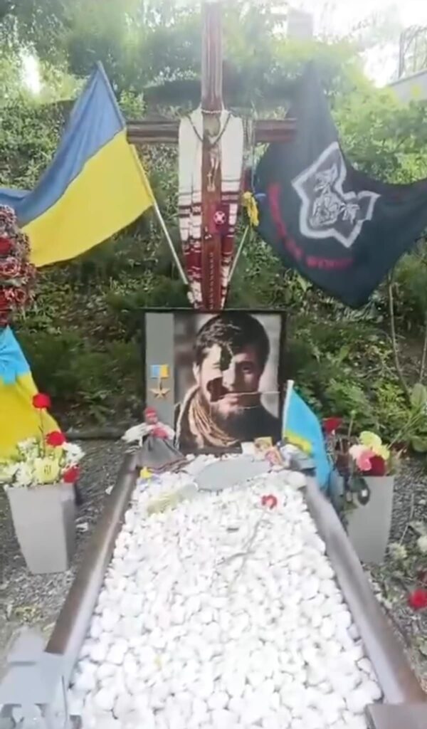 У Києві вандали понівечили могили загиблих Героїв Да Вінчі, Джуса та Петриченка