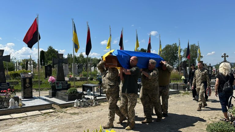 У Надвірній в останню дорогу провели захисника Івана Сензюка