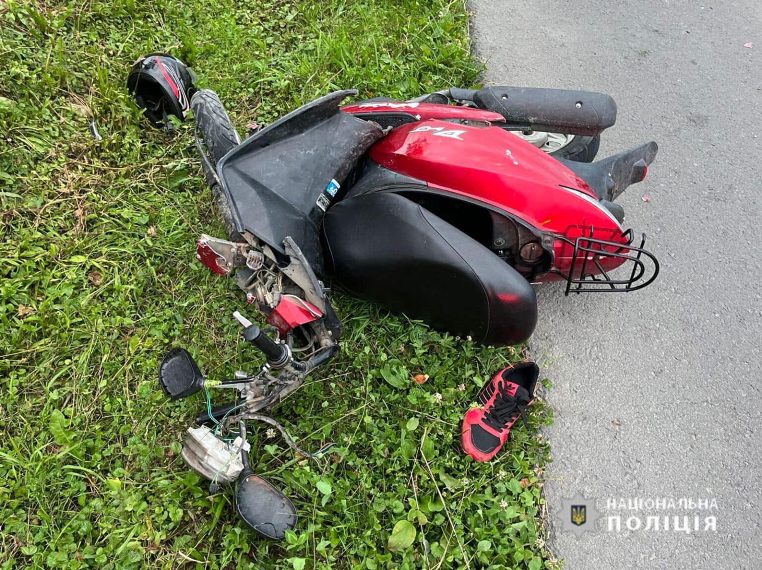 У Солотвинській громаді скутер врізався у легковик: водій двоколісного у лікарні