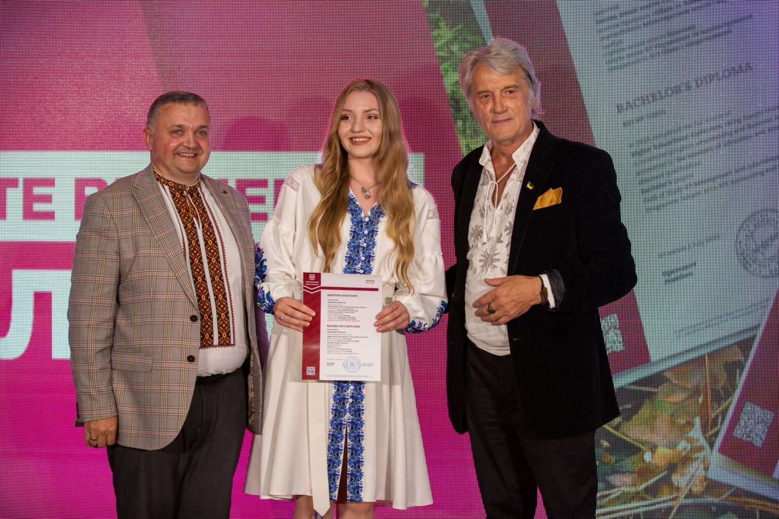 Віктор Ющенко вручив дипломи бакалаврам та випускникам фахового коледжу УКД. ФОТО