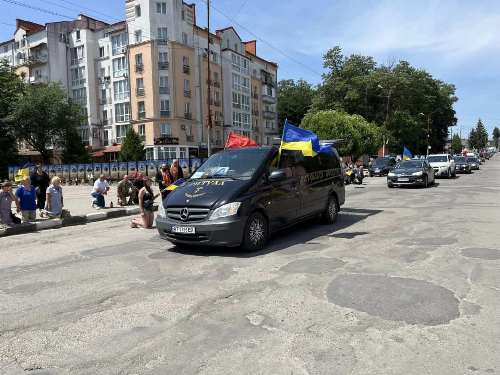 У Тлумачі зустріли скорботний кортеж з тілом Героя володимира Зварича