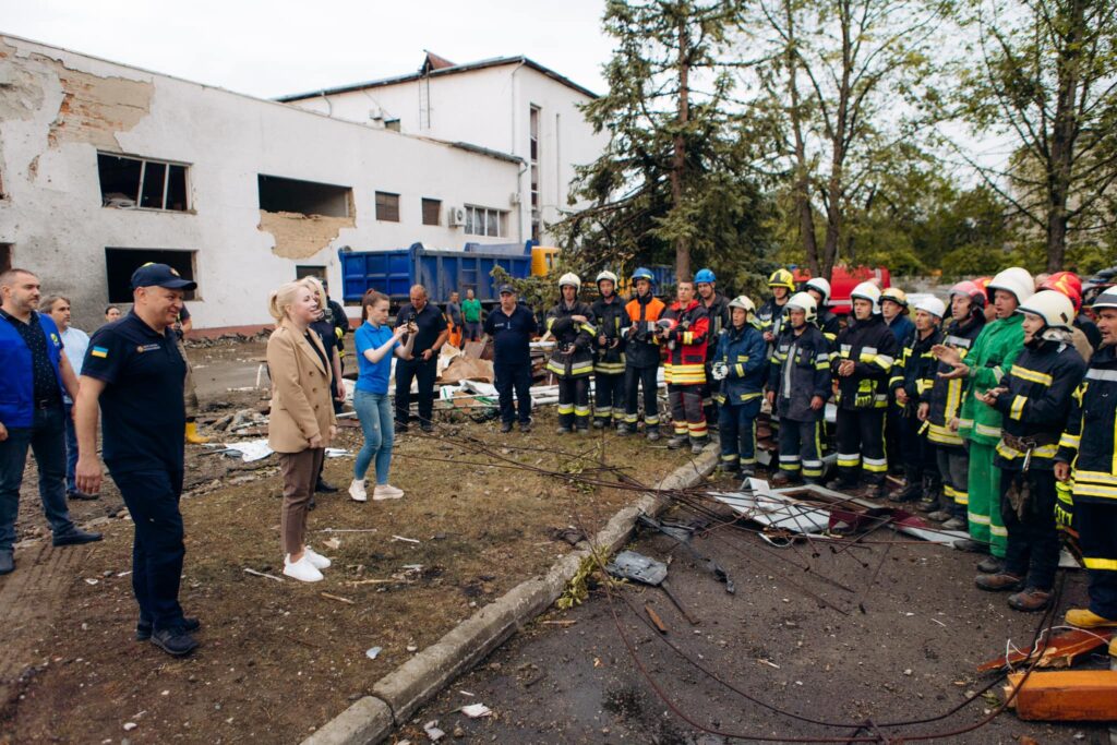 На Прикарпаття прибула допомога з будівельними матерілами для відбудови після обстрілу