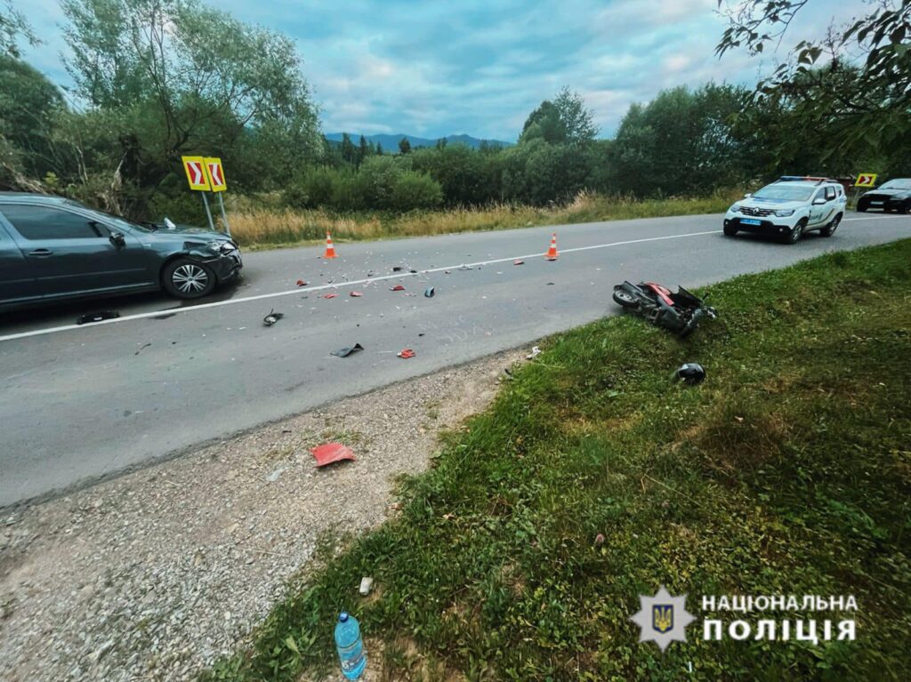 У Солотвинській громаді скутер врізався у легковик: водія двоколісного госпіталізували