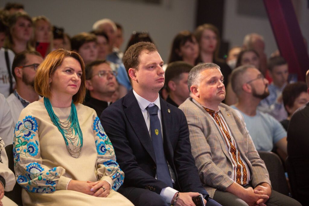 Віктор Ющенко вручив дипломи бакалаврам та випускникам фахового коледжу УКД. ФОТО