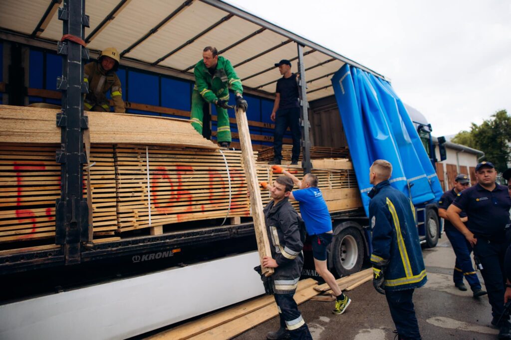 На Прикарпаття прибула допомога з будівельними матерілами для відбудови після обстрілу