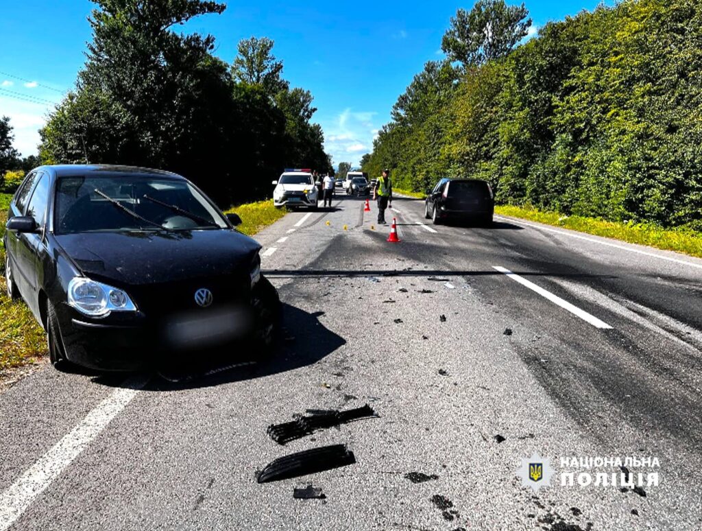 Водій та пасажирка у лікарні: на Прикарпатті зіткнулися два авто. ФОТО