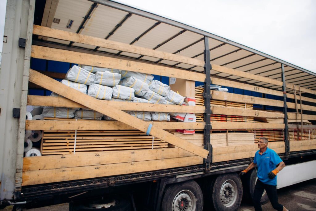 На Прикарпаття прибула допомога з будівельними матерілами для відбудови після обстрілу