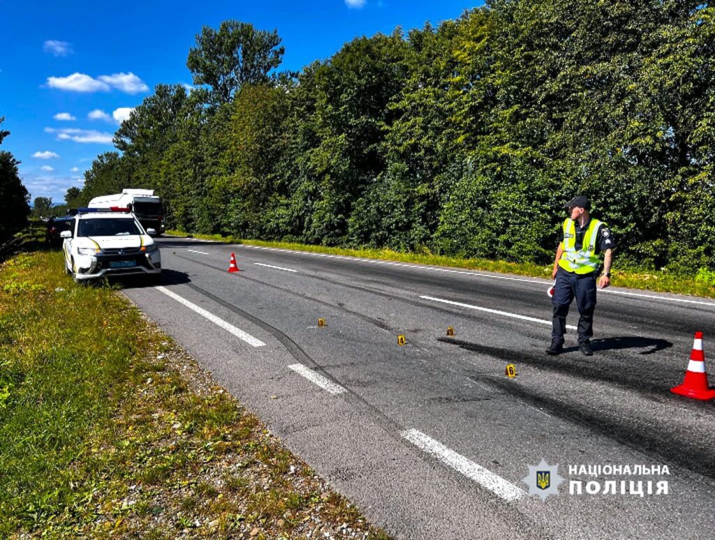 Водій та пасажирка у лікарні: на Прикарпатті зіткнулися два авто. ФОТО