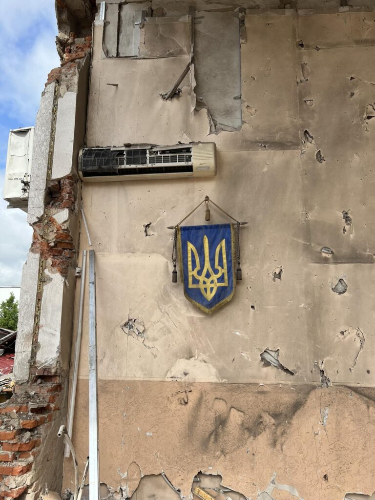 Символ незламності: Герб України вцілів після ракетного удару по Івано-Франківську