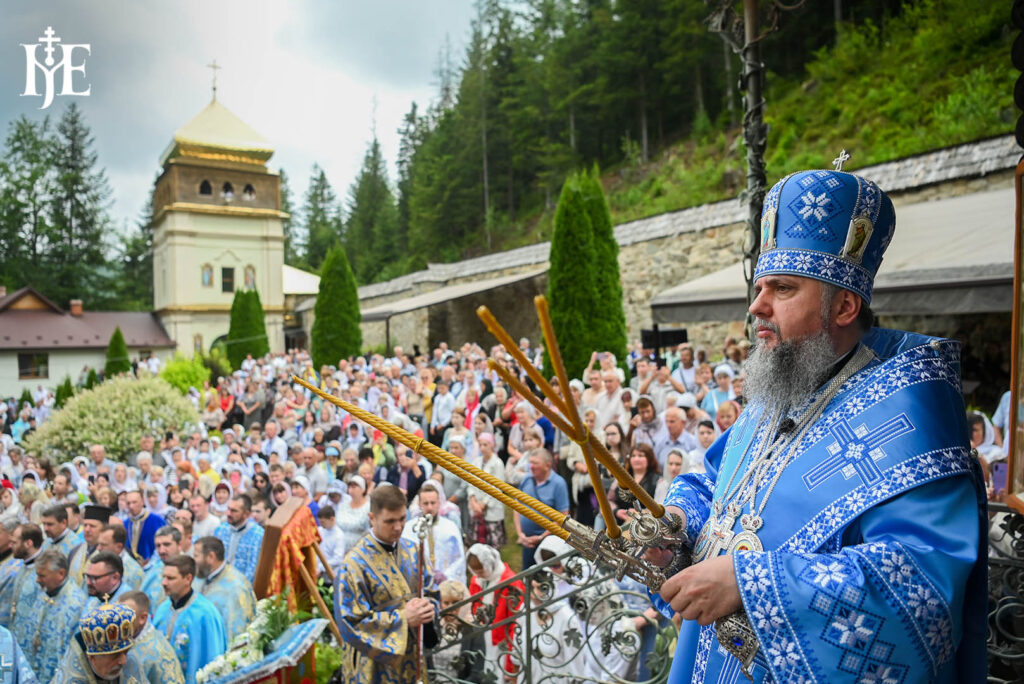 У Манявському монастирі сотні вірян на чолі з Митрополитом Епіфанієм молилися за мир