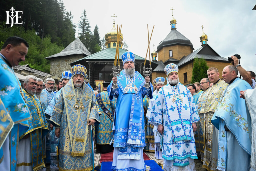 У Манявському монастирі сотні вірян на чолі з Митрополитом Епіфанієм молилися за мир