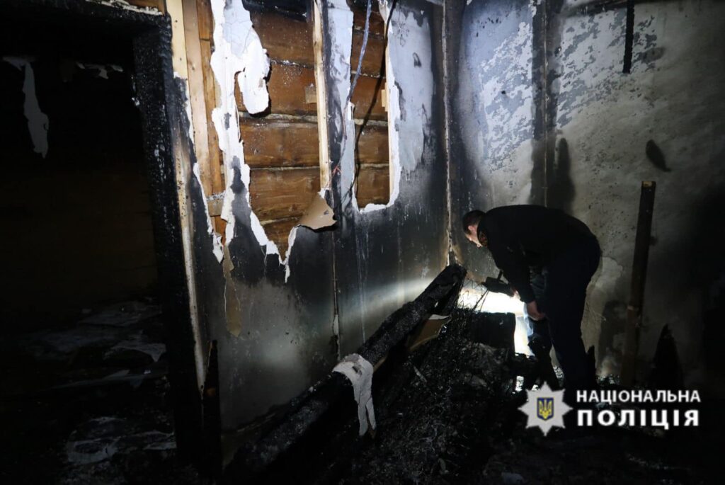 У Яблуниці тернополянин підпалив будинок, де гостював. ФОТО