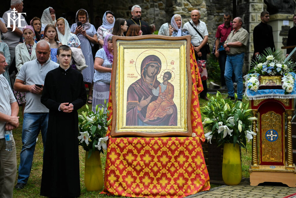 У Манявському монастирі сотні вірян на чолі з Митрополитом Епіфанієм молилися за мир