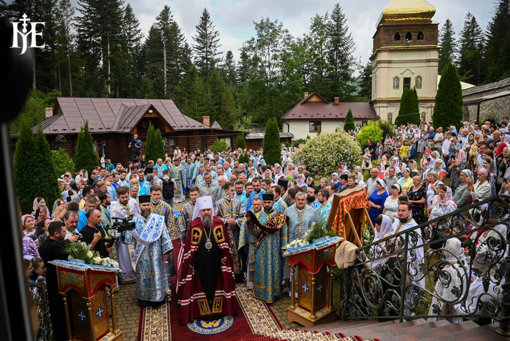 У Манявському монастирі сотні вірян на чолі з Митрополитом Епіфанієм молилися за мир