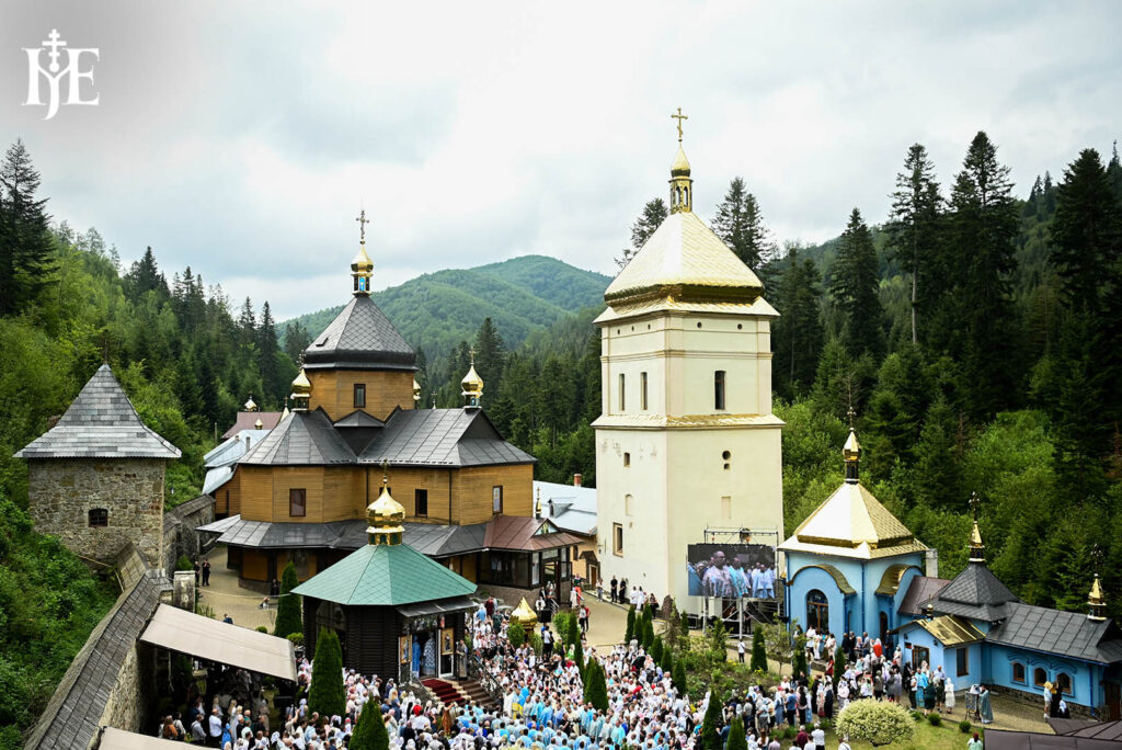 У Манявському монастирі сотні вірян на чолі з Митрополитом Епіфанієм молилися за мир