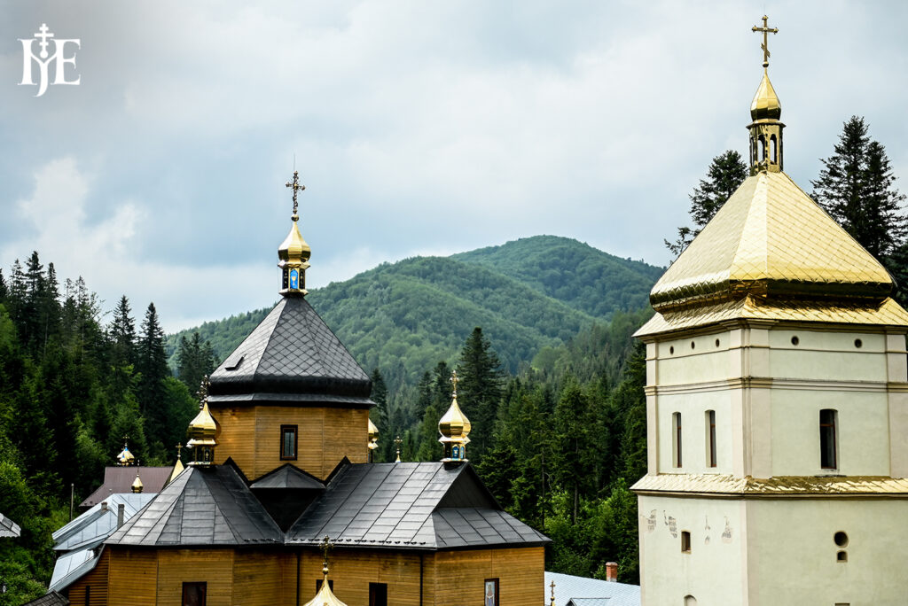 У Манявському монастирі сотні вірян на чолі з Митрополитом Епіфанієм молилися за мир