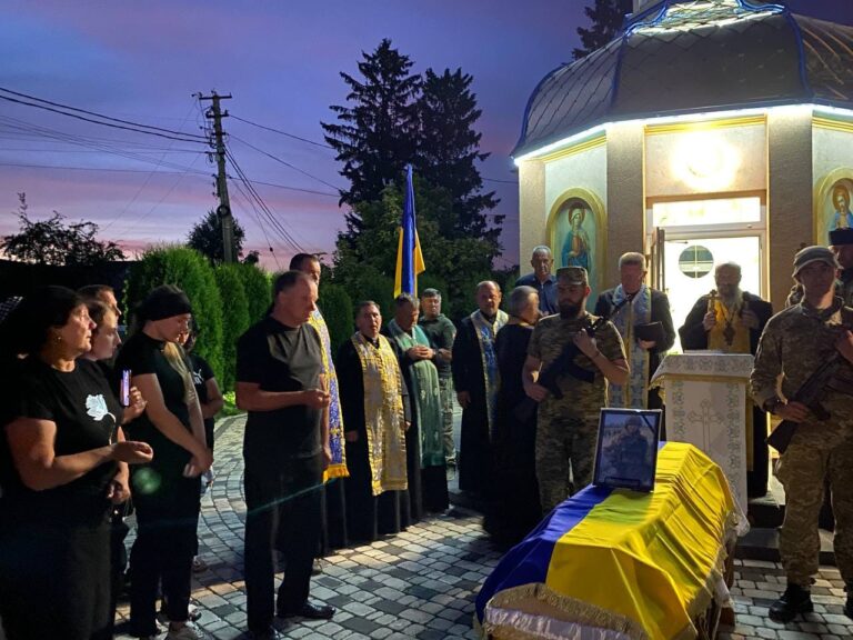 Мешканці Городенківської громади на колінах зустріли полеглого Героя Богдана Сивківа