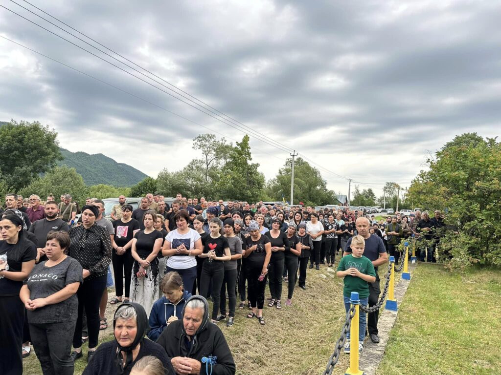 Перегінська громада на колінах зустріла тіло свого земляка-героя Володимира Чоповського