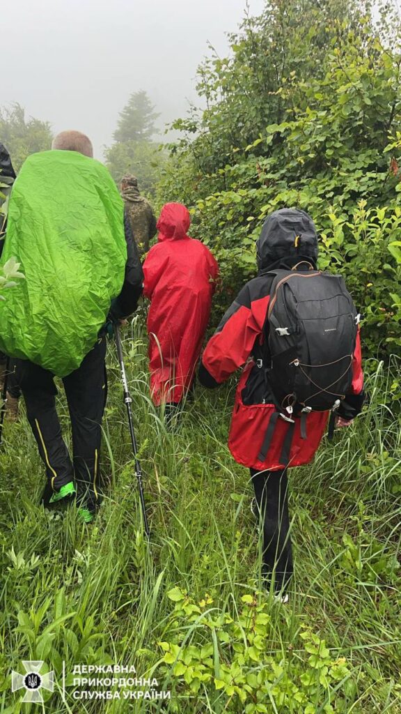 Двоє чоловіків незаконно намагалися дістатися Румунії, проте заблукали в горах
