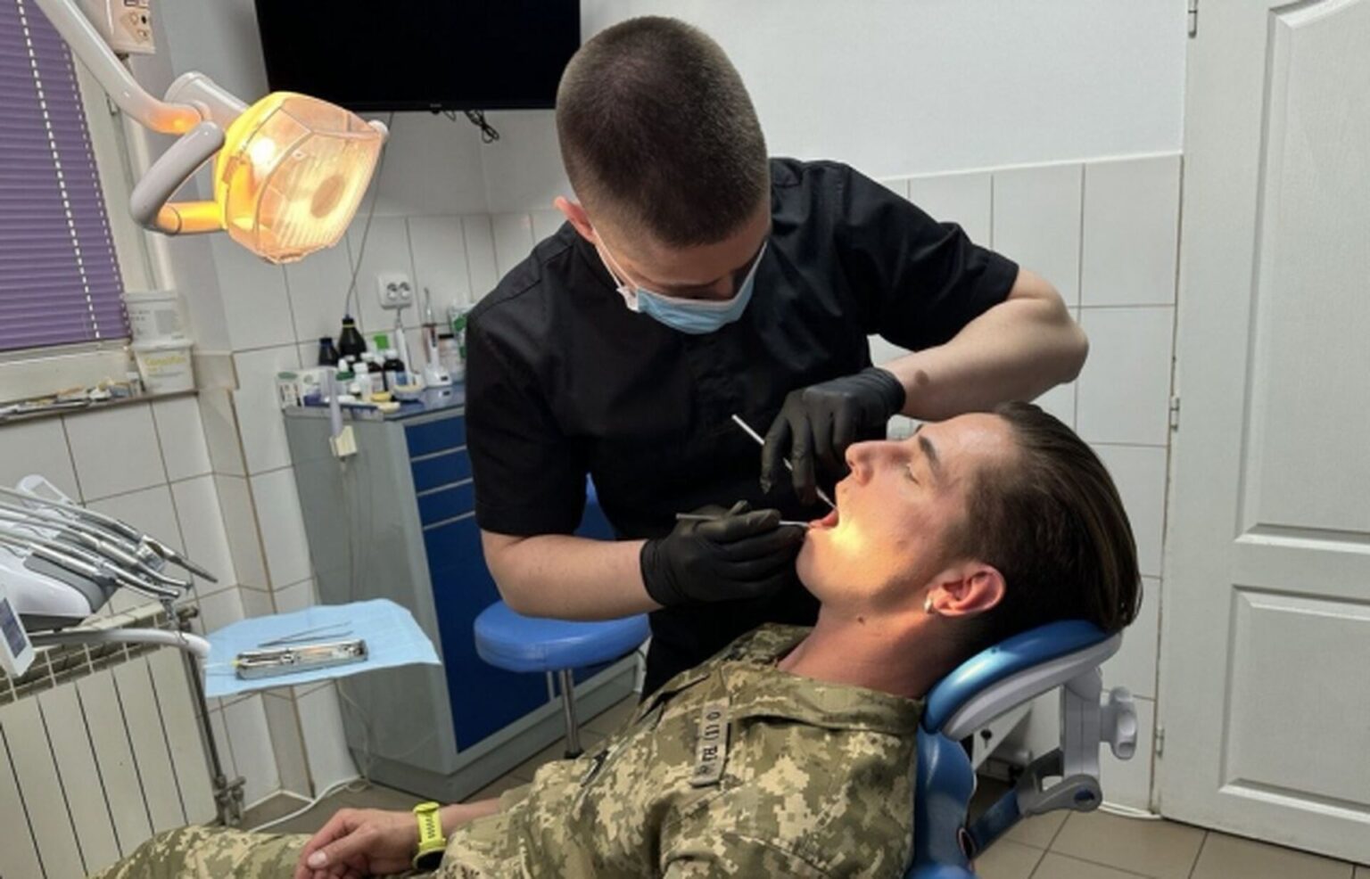 У Франківську проводять безкоштовне зубопротезування для військових: як отримати послугу