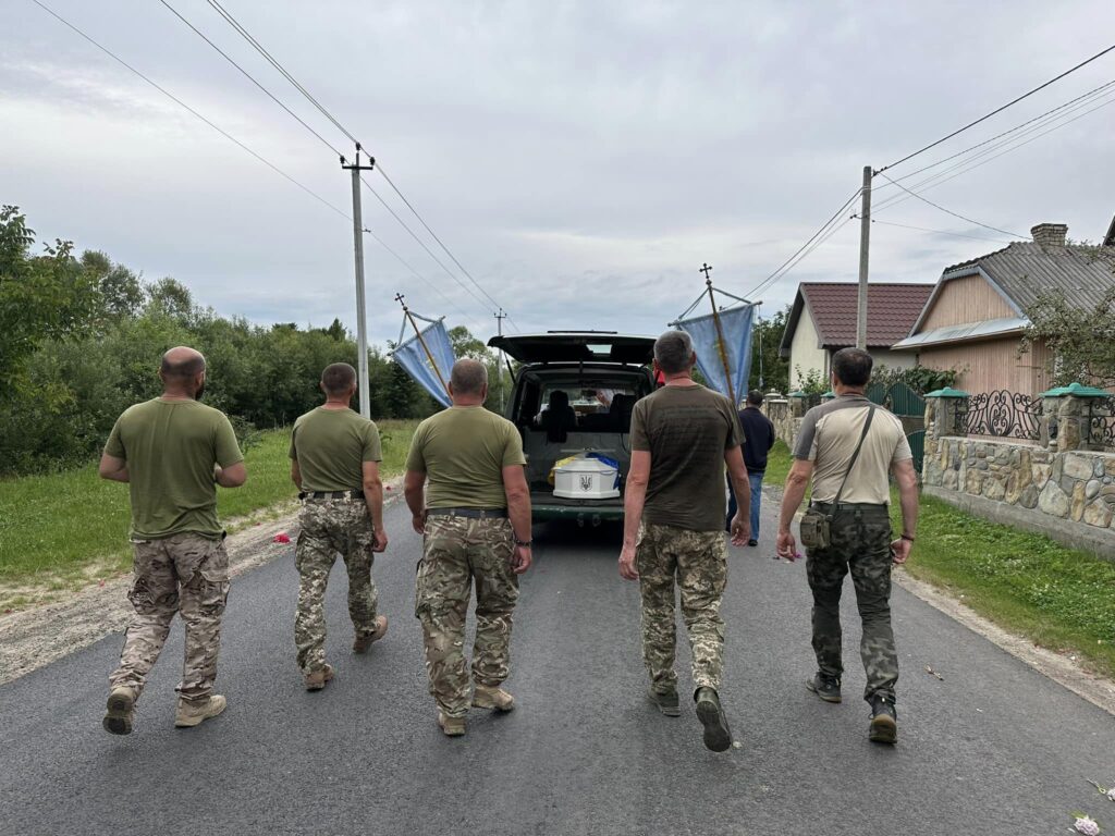 Перегінська громада на колінах зустріла тіло свого земляка-героя Володимира Чоповського