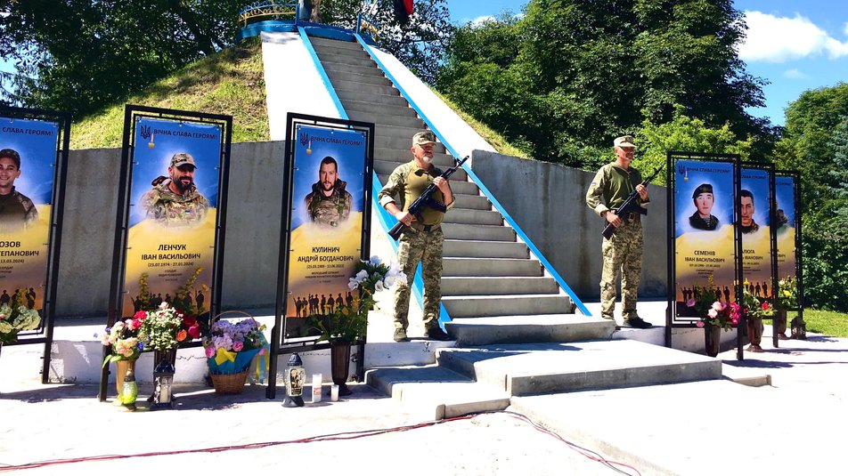 У селі Братишів відкрили пам'ятні банери шістьом полеглим на війні бійцям