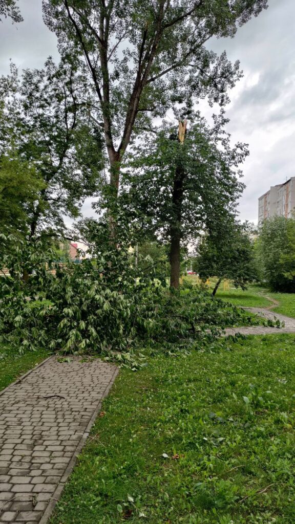 Наробила чимало лиха - підсумки суботньої негоди на Франківщині ФОТОРЕПОРТАЖ