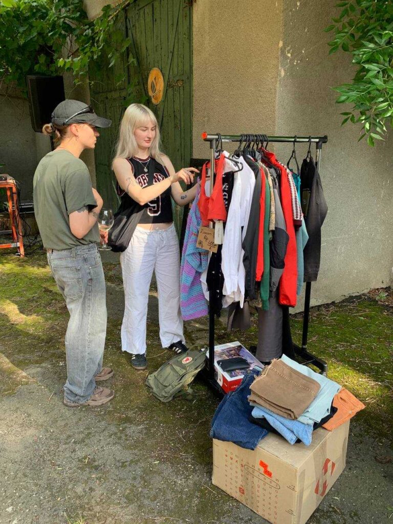 У Франківську влаштували вуличний розпродаж одягу, щоб зібрати гроші на протез військовому