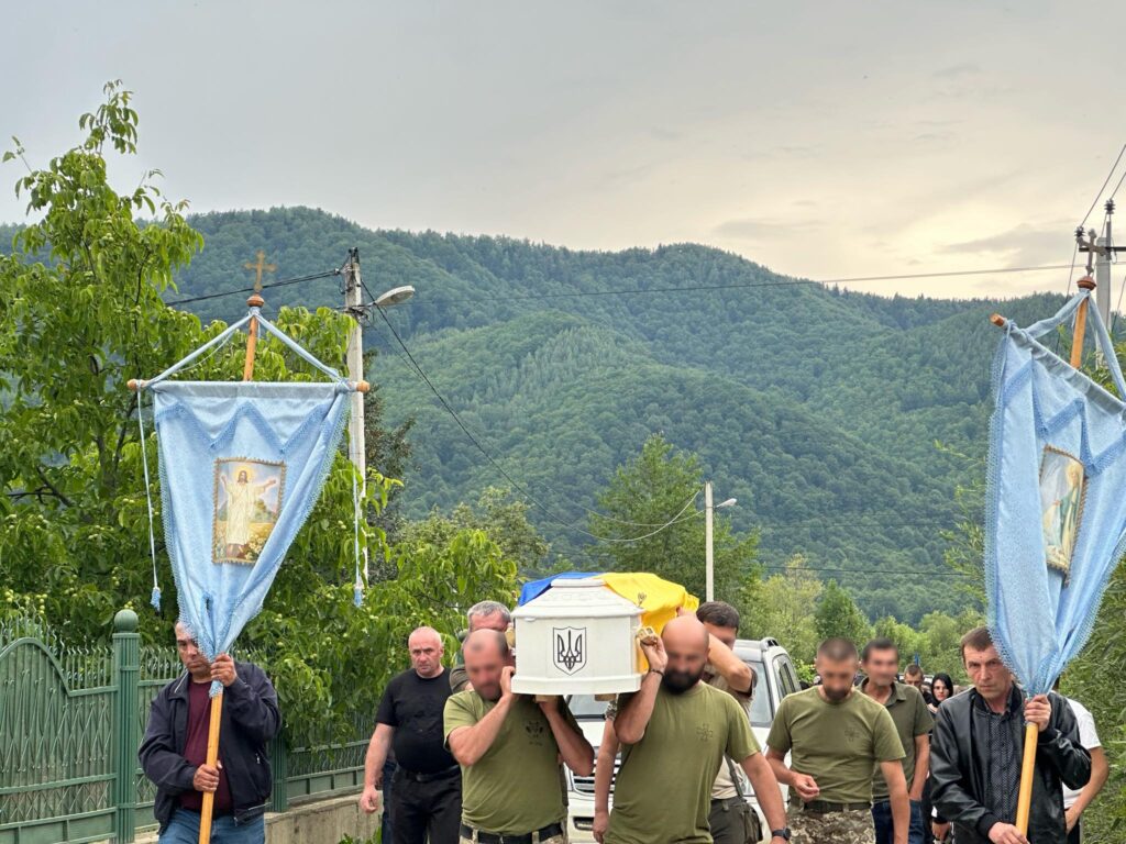 Перегінська громада на колінах зустріла тіло свого земляка-героя Володимира Чоповського