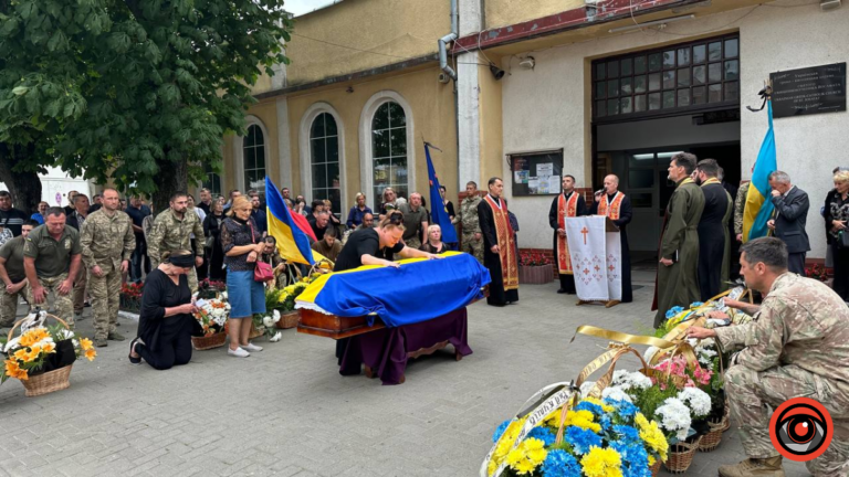 В Коломиї попрощалась із загиблим Героєм Андрієм Батурою. ФОТО