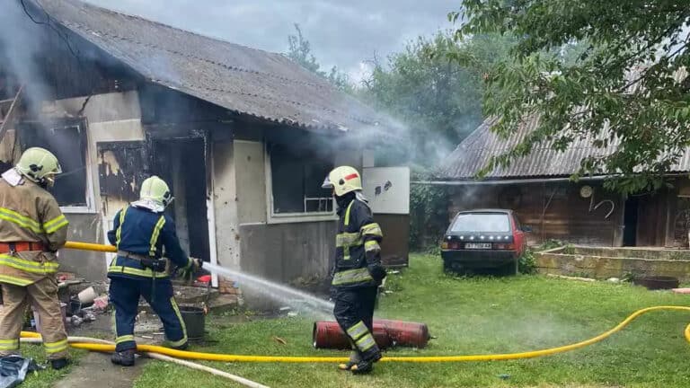 Прикарпатські рятувальники загасили пожежу будинку і запобігли вибуху