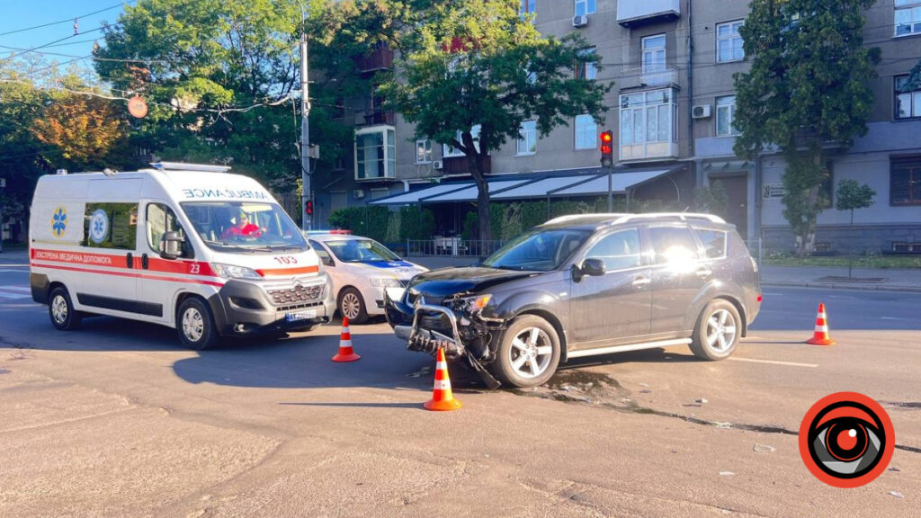 У Франківську ДТП,зіштовхнулися Mitsubishi та Nissan