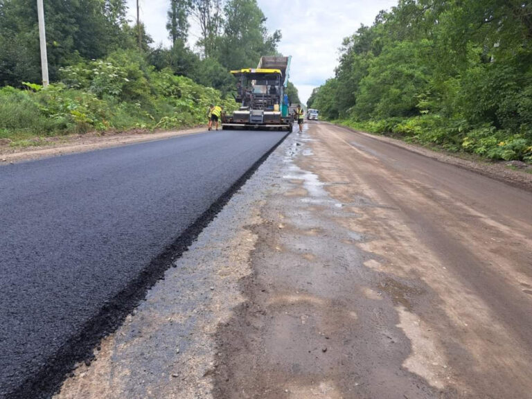 Дорожники розповіли, які дороги латають цього тижня на Прикарпатті