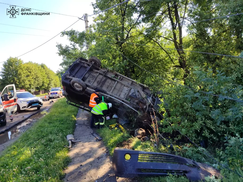 автомобіль з'їхав у кювет і перекинувся на дах,ДТП в Калуському районі.,ГУ ДСНС в Івано-Франківській області