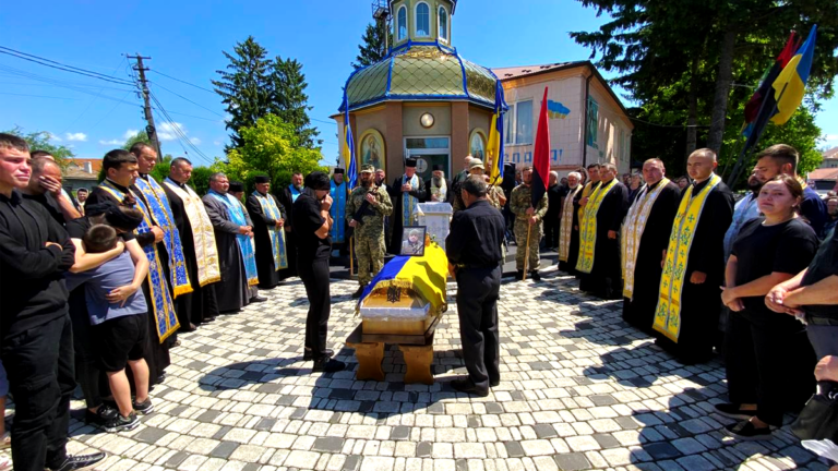 На Городенківщині віддали шану полеглому земляку-герою Володимиру Каратнику