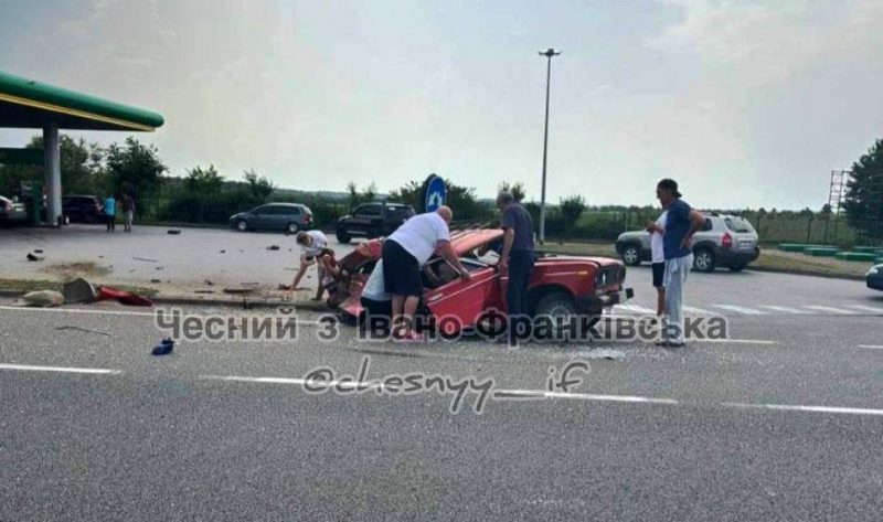 Жахлива автотроща на Прикарпатті: одне з авто розірвало навпіл 