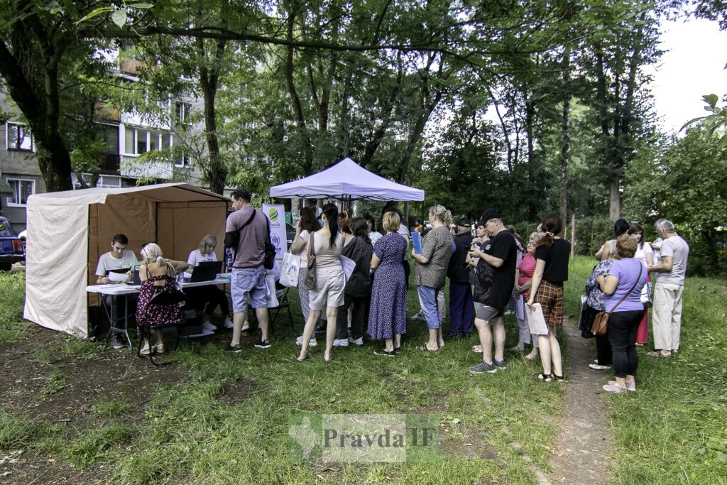 На вулиці Береговій у мобільному ЦНАПі приймають заяви на відшкодування збитків після російської атаки. ФОТОРЕПОРТАЖ