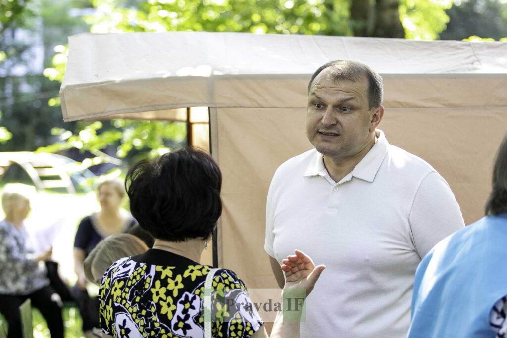 На вулиці Береговій у мобільному ЦНАПі приймають заяви на відшкодування збитків після російської атаки. ФОТОРЕПОРТАЖ