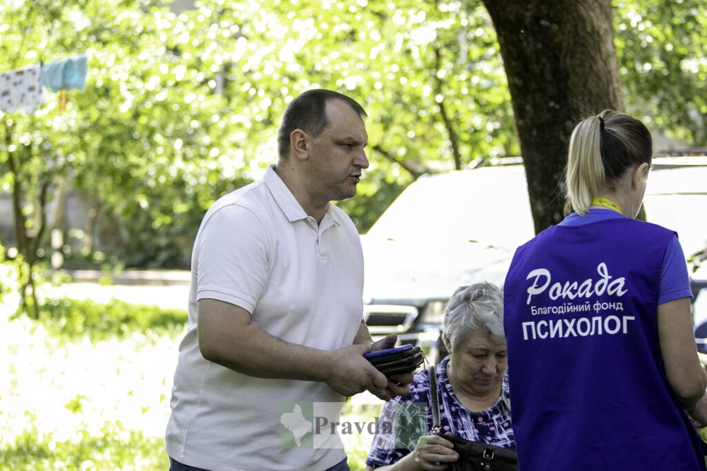 На вулиці Береговій у мобільному ЦНАПі приймають заяви на відшкодування збитків після російської атаки. ФОТОРЕПОРТАЖ