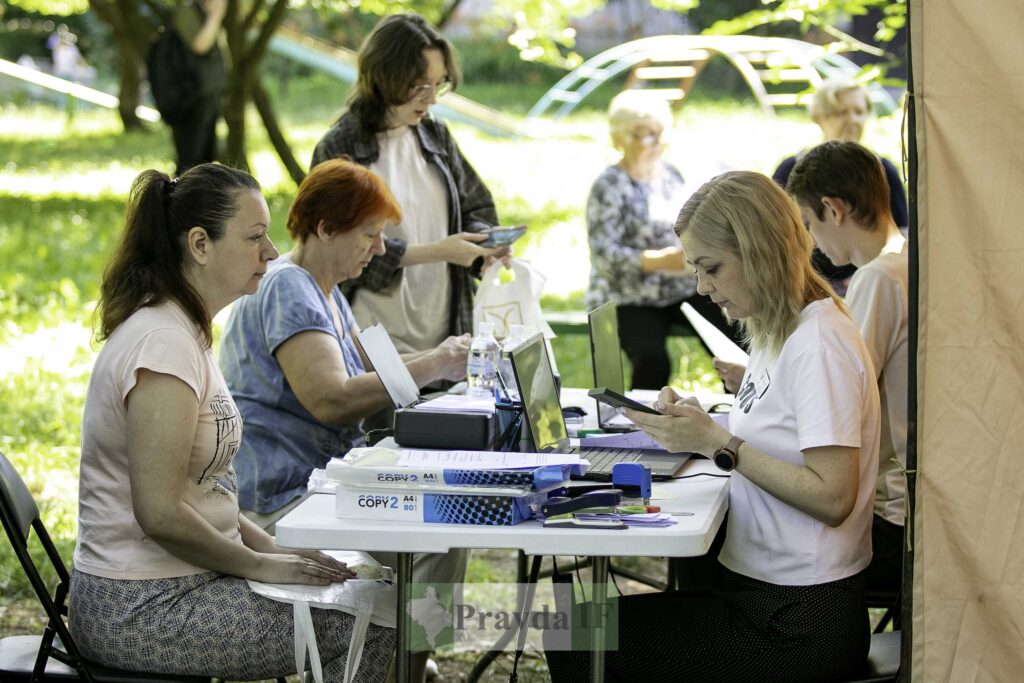 На вулиці Береговій у мобільному ЦНАПі приймають заяви на відшкодування збитків після російської атаки. ФОТОРЕПОРТАЖ